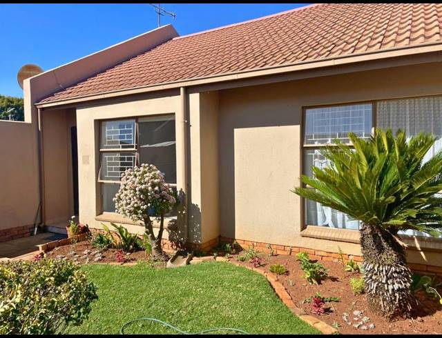 2 BEDROOM TOWNHOUSE FOR SALE IN BIRCHLEIGH NORTH